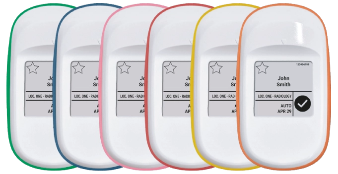 Dosímetros Instadose de Sievert de varios colores alineados en una superficie.